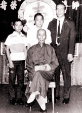 Lok Yiu et ses deux fils en compagnie du grand maître Yip Man