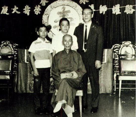 Le Grand Maître Yip Man posant avec Lok Yiu et ses deux fils pour son anniversaire