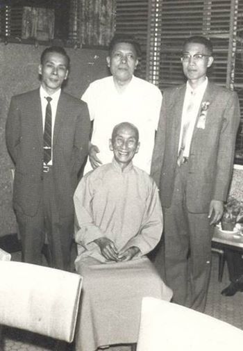 Yip Man posant avec Lok Yiu, Leung Sheung et Chu Shong Tin